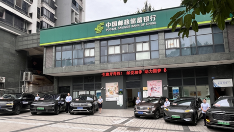 愛心送考。郵儲銀行重慶分行供圖