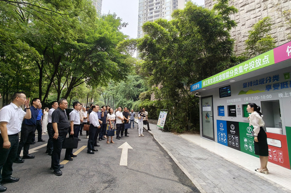 觀摩雍江苑生活垃圾智能分類集中投放點。任峰攝