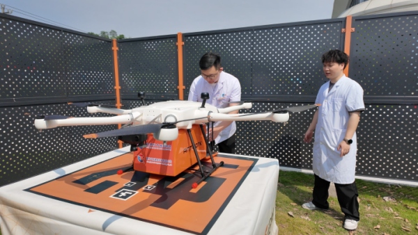 九龍坡區(qū)人民醫(yī)院?jiǎn)⒂脽o(wú)人機(jī)智慧醫(yī)療運(yùn)輸，周邦靜攝