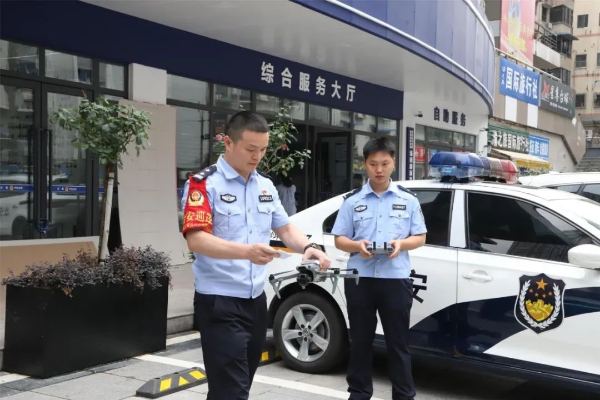 調(diào)試無人機為考生提供服務(wù)。沙坪壩區(qū)融媒體中心供圖