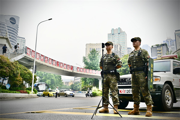 執(zhí)勤官兵以乘車巡邏同定點(diǎn)警戒相結(jié)合的方式，確保執(zhí)勤力量機(jī)動(dòng)靈活，在遇有突發(fā)情況時(shí)保證快速反應(yīng)。武警重慶總隊(duì)執(zhí)勤第二支隊(duì)供圖