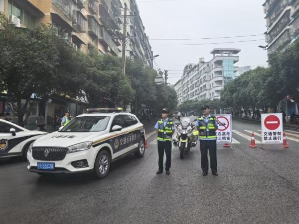 聯(lián)合交巡警實施交通疏導(dǎo)，確保考點周邊交通秩序。豐都縣交通執(zhí)法支隊供圖