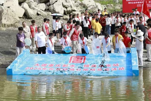 人工增殖放流活動現(xiàn)場。廖唯攝