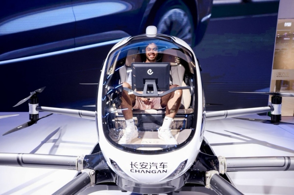 歐洲媒體在重慶車展沉浸式體驗(yàn)長(zhǎng)安最新科技。長(zhǎng)安汽車供圖