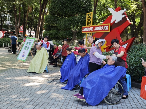 特色服務(wù)攤位。楊云攝