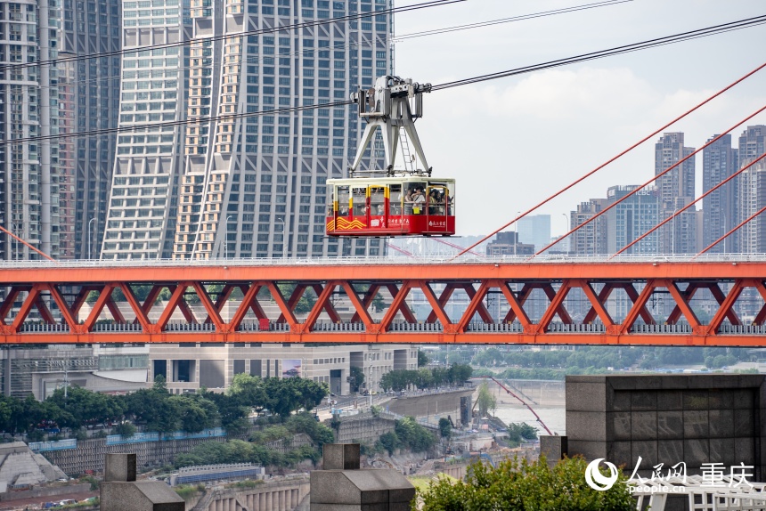 連接南岸區(qū)與渝中區(qū)的重慶長江索道。人民網(wǎng)記者 許崢攝