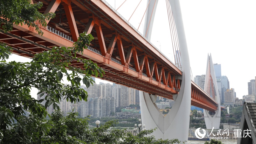 從下浩里老街眺望東水門長江大橋。人民網(wǎng) 曹欣悅攝