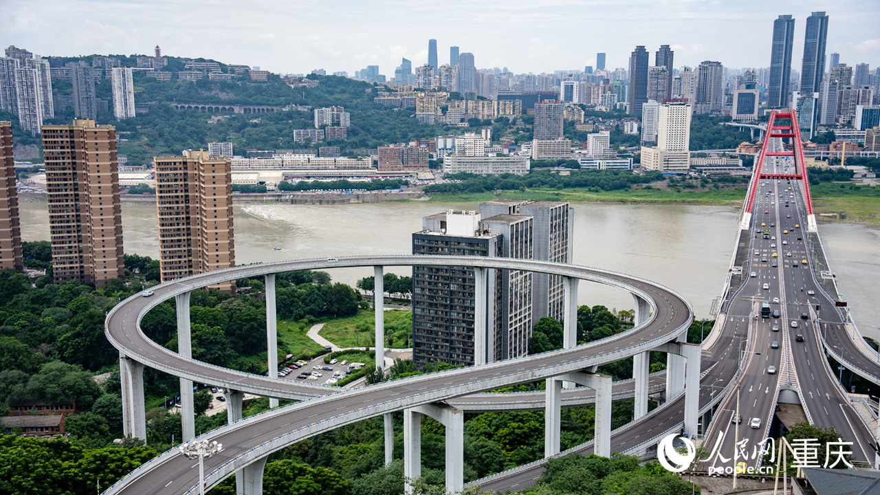 從下浩里老街眺望東水門長(zhǎng)江大橋。人民網(wǎng) 曹欣悅攝