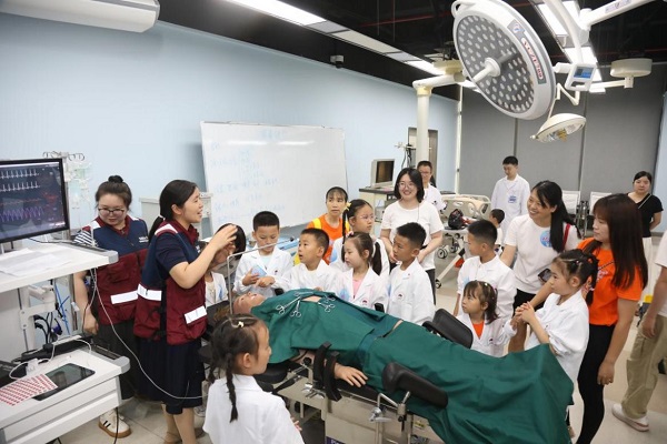 6月8日，臨床技能實驗教學中心工作人員為“小醫(yī)生”們講解醫(yī)生如何通過手術(shù)救治患者。付軍攝