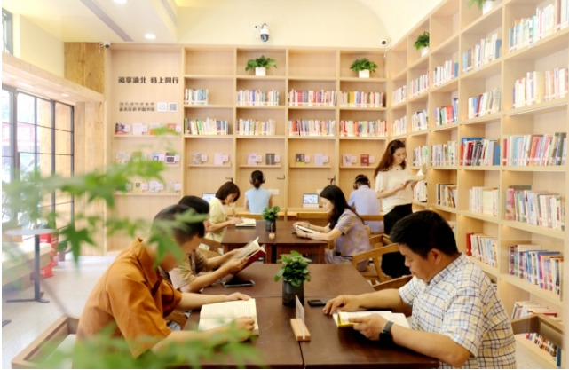 紫薇路城市書房，社區(qū)居民在安靜閱讀