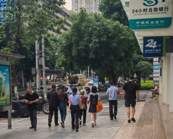 老人在家人和民警的陪同下離開了銀行。民生銀行重慶分行供圖
