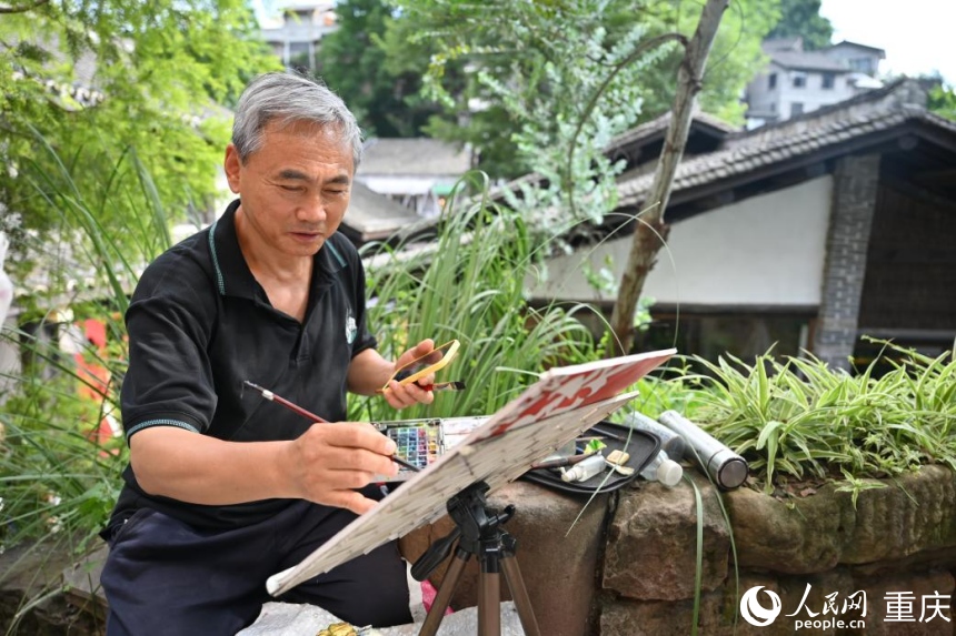 趙建軍在下浩里老街寫生。人民網(wǎng) 鄒樂攝
