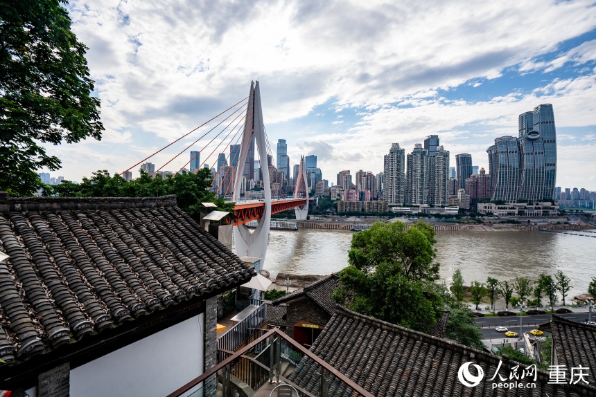 從下浩里老街遠(yuǎn)眺渝中半島。人民網(wǎng)記者 許崢攝