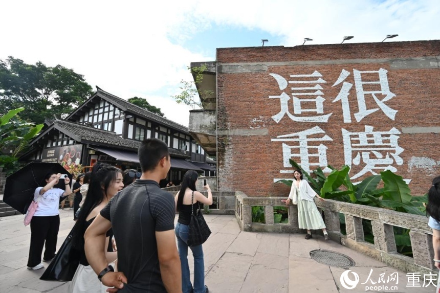 游客們在下浩里老街打卡。人民網(wǎng) 鄒樂攝