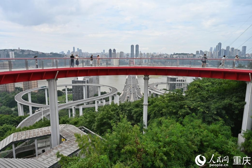 “銅元之光·天空島”城市陽臺觀光。人民網(wǎng) 鄒樂攝