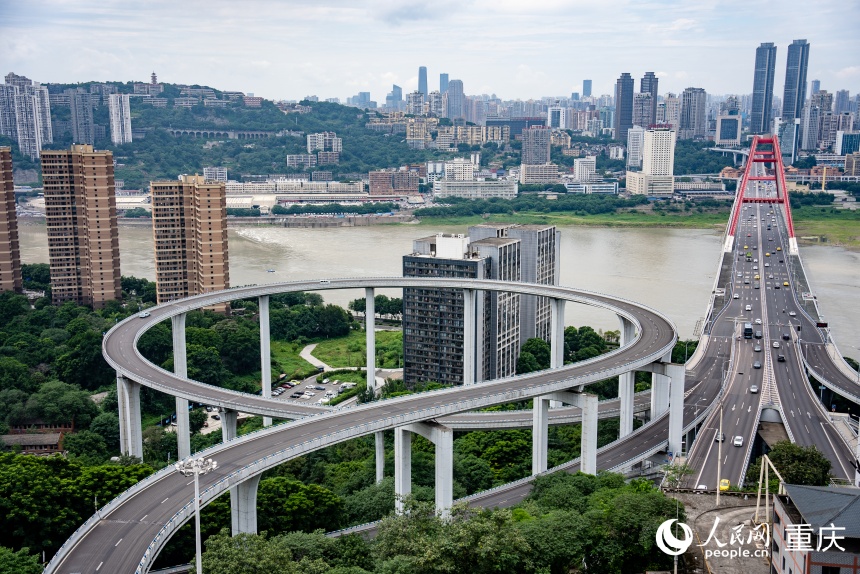 行進(jìn)中國(guó)丨在山水之城感受歷史與現(xiàn)代的交融仲夏時(shí)節(jié)，重慶的山、水、城交相輝映，展現(xiàn)出別樣的風(fēng)采。從南岸區(qū)高處遠(yuǎn)眺，只見奔騰而來(lái)的長(zhǎng)江、嘉陵江在朝天門交匯，形成了獨(dú)特……