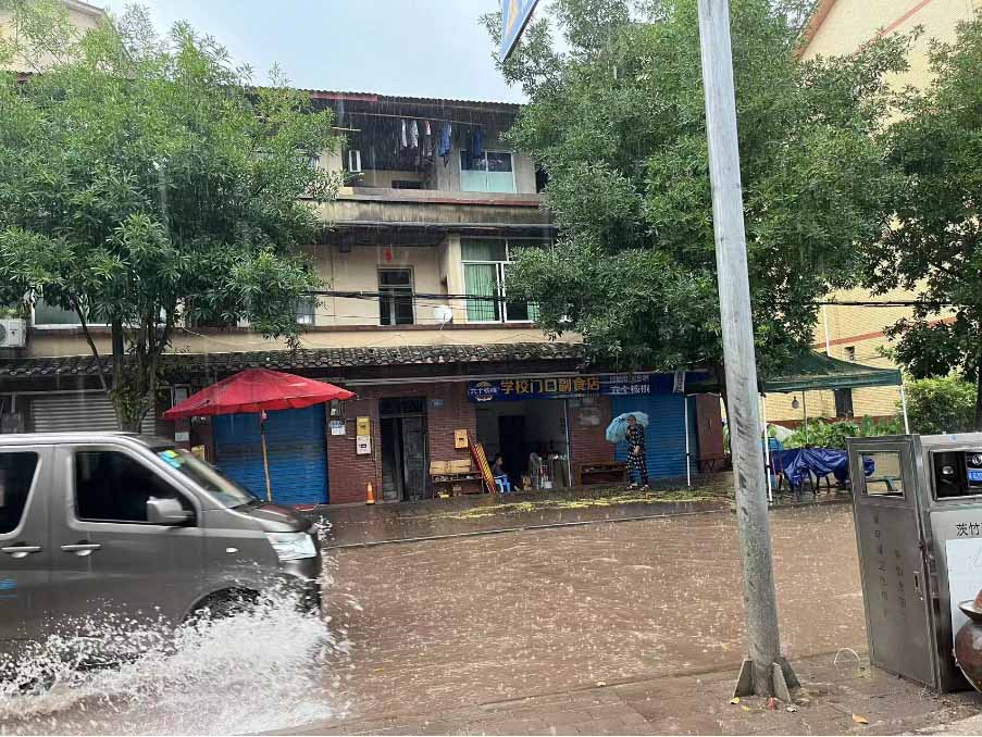 整改前的積水路。茨竹鎮(zhèn)供圖