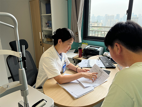 醫(yī)生為近視患者講解視力情況。重慶普瑞眼科醫(yī)院供圖