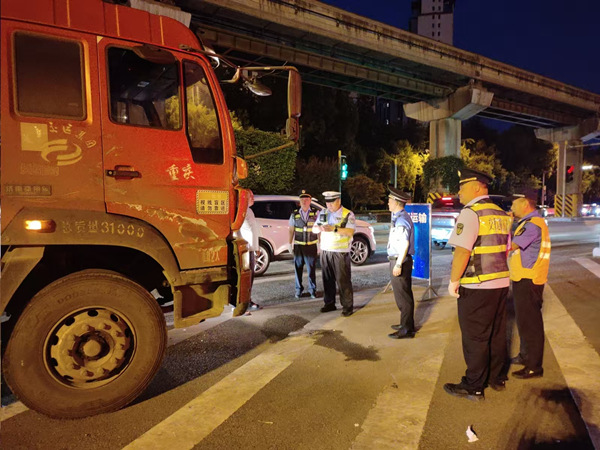 建筑垃圾運(yùn)輸專項整治夜查行動現(xiàn)場。巴南區(qū)委宣傳部供圖