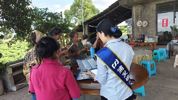 走進(jìn)村民家中發(fā)放宣傳手冊。浦發(fā)銀行重慶分行供圖