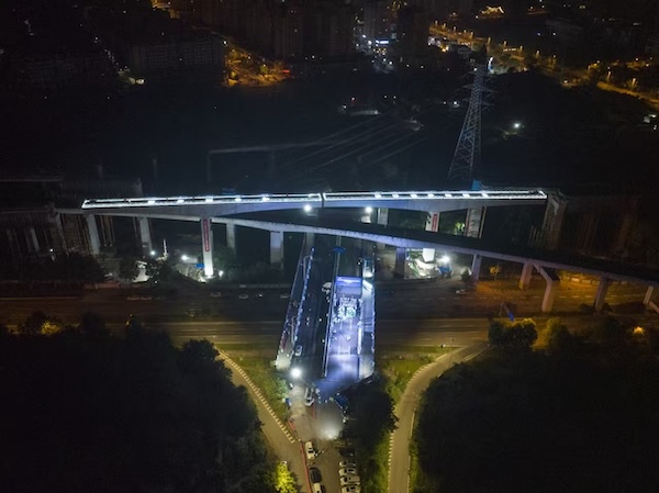 重慶軌道交通首次實(shí)現(xiàn)連續(xù)梁跨越既有軌道交通線路轉(zhuǎn)體。中國(guó)電建供圖