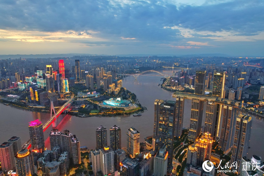 行進(jìn)中國(guó)丨山水重慶 夜色迷人重慶，一座山水交融的城市。每當(dāng)夜幕降臨，燈光流轉(zhuǎn)，兩江四岸的夜景化身為一幅絢爛的畫卷，閃爍著繁星般的光輝，引人入勝??...