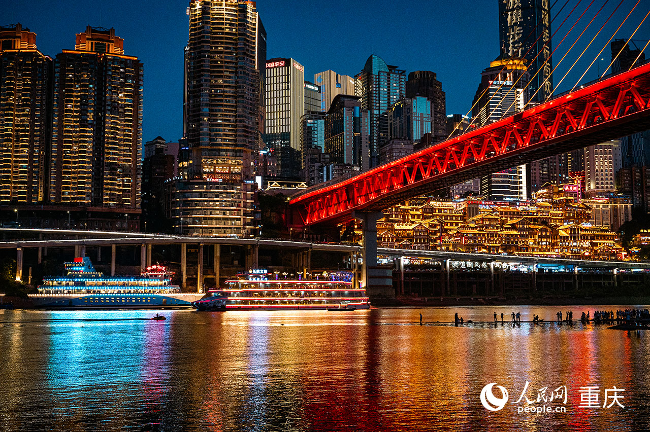 大型觀光游船來(lái)來(lái)往往，美麗的重慶夜景吸引不少游客游覽。鄒樂攝