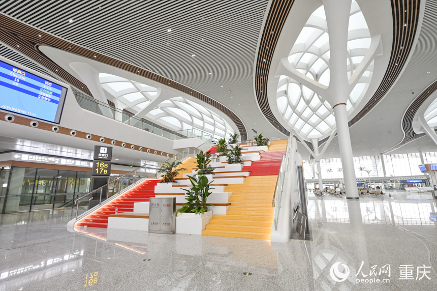 重慶東站候車大廳局部。人民網 鄒樂攝