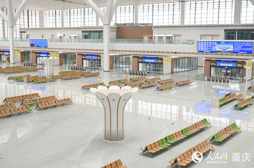 重慶東站候車大廳隨處可見重慶元素，如大廳中央的空調就以重慶市花山茶花為造型。人民網 鄒樂攝