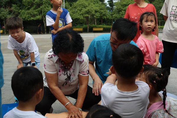 心肺復(fù)蘇互動教學(xué)現(xiàn)場。重慶西區(qū)醫(yī)院供圖