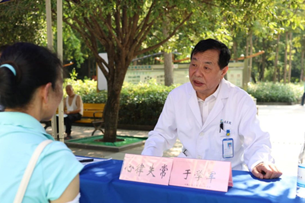 于學(xué)軍為居民進行義診。重慶西區(qū)醫(yī)院供圖