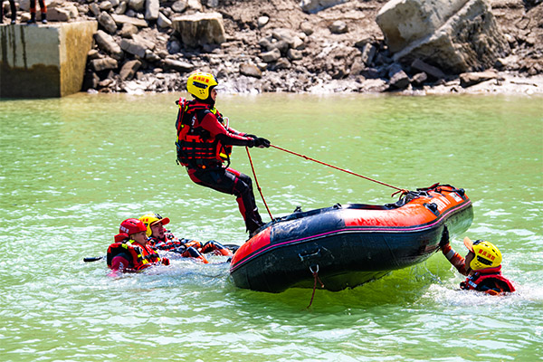 水域救援技術(shù)培訓(xùn)現(xiàn)場(chǎng)。重慶市涪陵區(qū)消防救援局