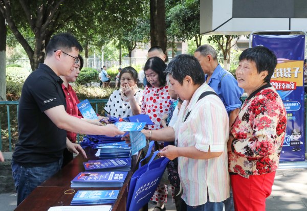 向市民科普知識(shí)。郭晉攝