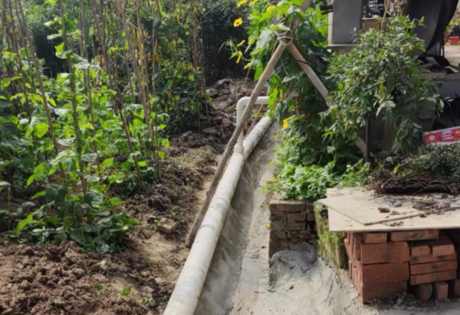 對農戶灰水收集接入管網。重慶市生態(tài)環(huán)境局供圖