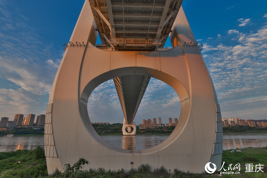 白居寺長(zhǎng)江大橋頗具“未來(lái)感”的橋塔。人民網(wǎng) 曾英豪攝