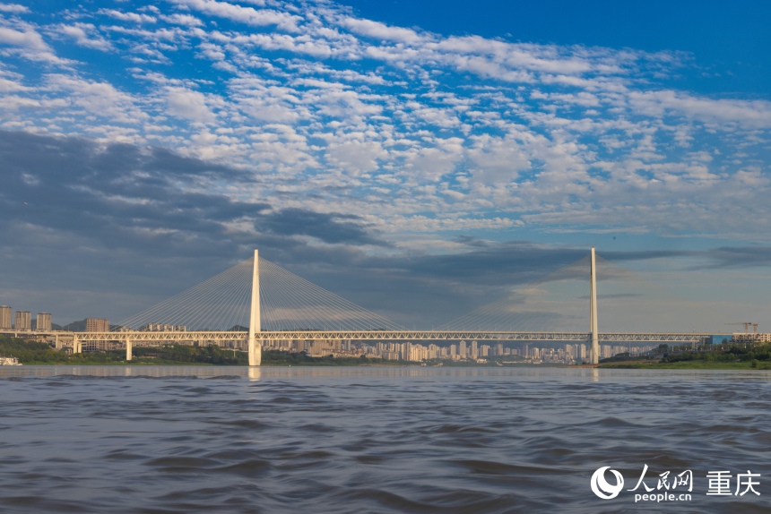 大橋與寬闊的江面相互映襯。人民網(wǎng) 曾英豪攝