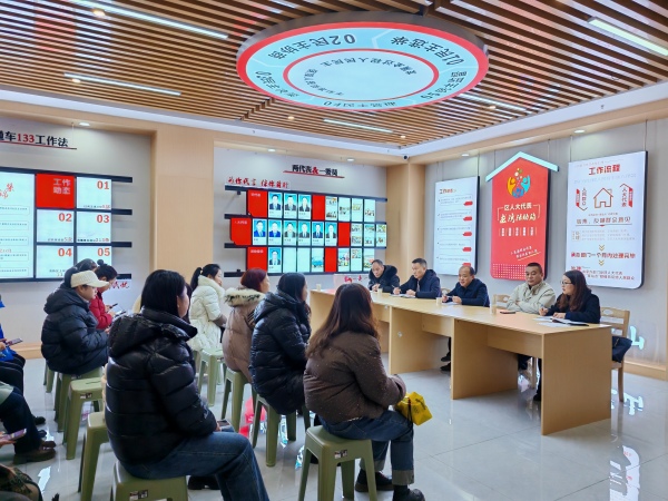 實(shí)踐站駐站代表現(xiàn)場(chǎng)收集選民意見建議。艾天揚(yáng)攝