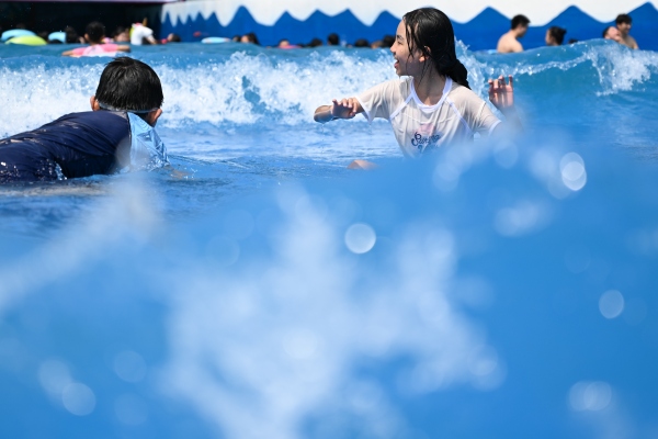 在水上樂園游玩的畢業(yè)生。景區(qū)供圖