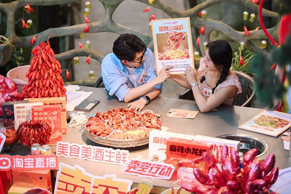 主播直播帶貨小龍蝦。重慶市商務(wù)委員會(huì)供圖