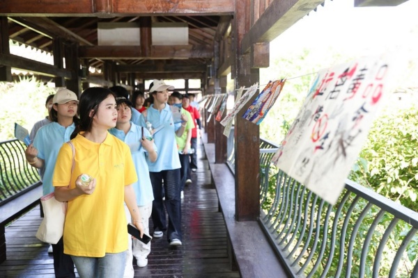 打卡禁毒知識(shí)學(xué)習(xí)步道。譚其華攝