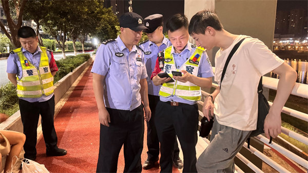 客服團(tuán)隊(duì)與民警在現(xiàn)場(chǎng)開(kāi)展聯(lián)合救援。重慶聯(lián)通供圖