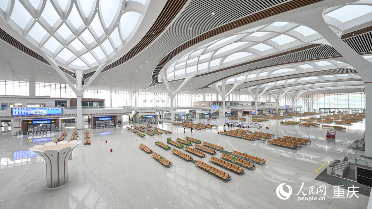 重慶東站候車大廳，屋頂?shù)奶齑霸煨屯鹑糸L(zhǎng)江與嘉陵江兩江匯流及水紋交織，寓意山水相連、廣闊通達(dá)。人民網(wǎng) 鄒樂攝