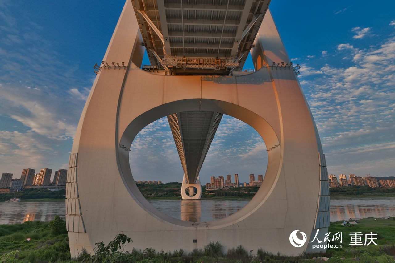 白居寺長(zhǎng)江大橋頗具“未來(lái)感”的橋塔。人民網(wǎng) 曾英豪攝