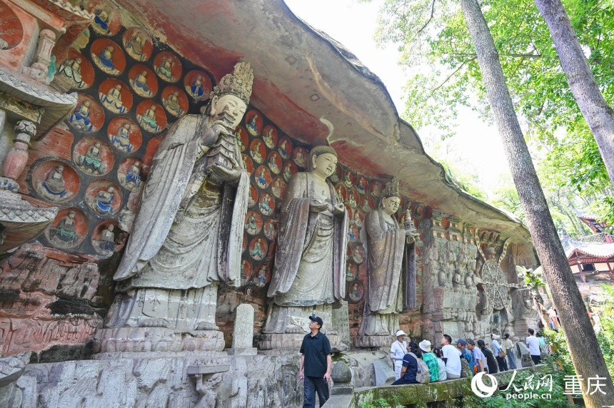 行進(jìn)中國(guó)丨世界遺產(chǎn)賦能國(guó)際文旅名城建設(shè)在重慶文旅產(chǎn)業(yè)蓬勃發(fā)展的浪潮中，大足區(qū)憑借大足石刻的獨(dú)特魅力，正加速?gòu)摹拔穆觅Y源富礦”向“國(guó)際文旅名城”蛻變...