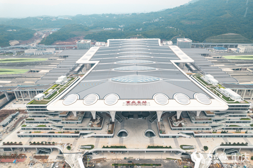行進(jìn)中國(guó)丨西部最大高鐵樞紐站蓄勢(shì)待發(fā)6月11日，我國(guó)西部地區(qū)目前在建的最大高鐵樞紐站——重慶東站建設(shè)已進(jìn)入最后沖刺階段，建設(shè)者們?cè)谑┕がF(xiàn)場(chǎng)忙碌著...