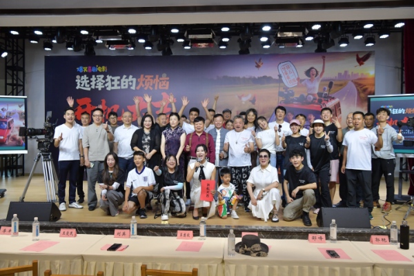 電影《選擇狂的煩惱》在九龍坡銅罐驛鎮(zhèn)開機(jī)。曹鳴鷗攝