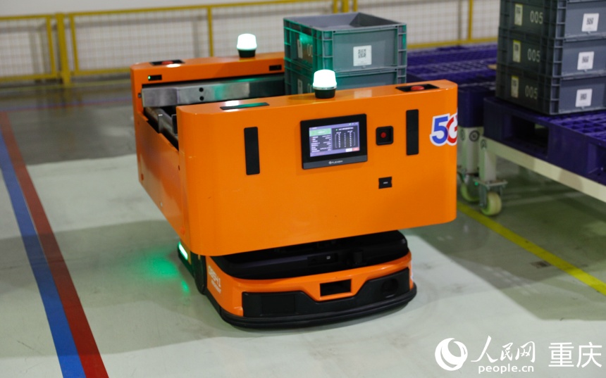 5G網(wǎng)絡(luò)支持自動(dòng)導(dǎo)引車(AGV)在智能倉(cāng)儲(chǔ)系統(tǒng)(WMS)中工作。人民網(wǎng) 曹欣悅攝