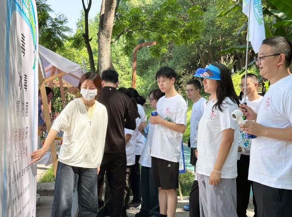 參賽者在志愿者的帶領(lǐng)下體驗(yàn)禁毒游戲。警方供圖