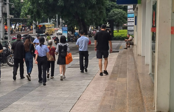 老人在家人和民警的陪同下離開了銀行。民生銀行重慶分行供圖
