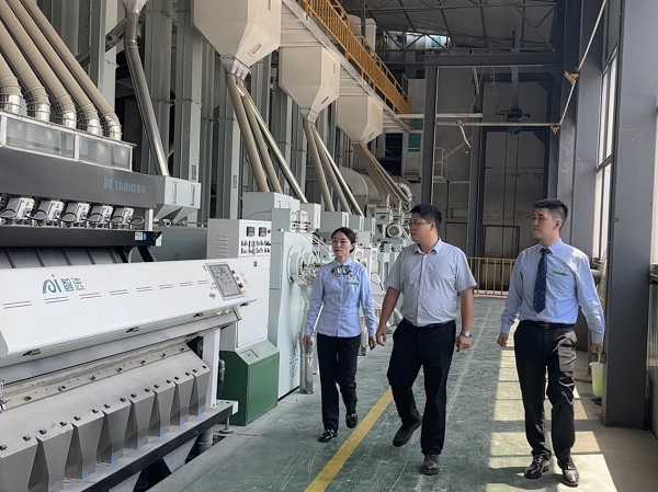 農(nóng)行工作人員上門走訪對接。鄒雨璠 攝